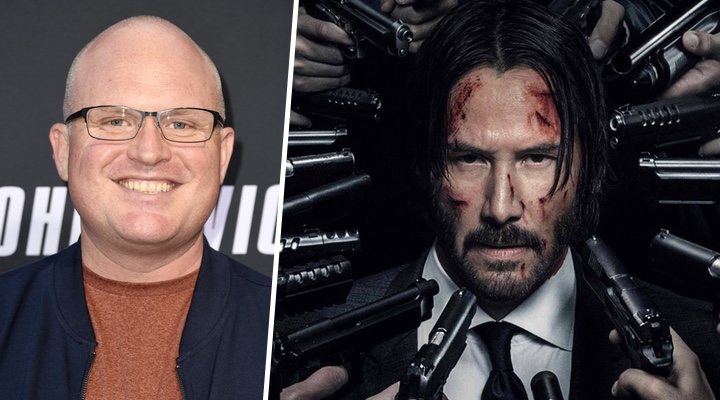  Derek Kolstad junto a una imagen promocional de 'John Wick'