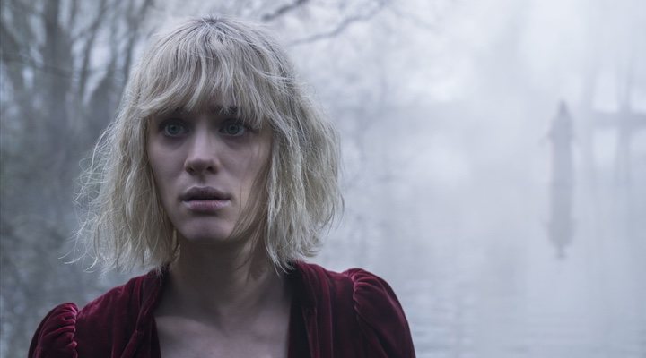 Mackenzie Davis en 'Otra vuelta de tuerca'