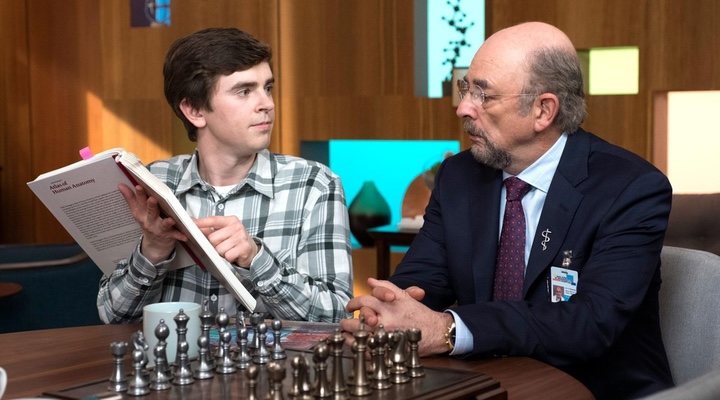  Freddie Highmore y Richard Schiff en 'The Good Doctor'