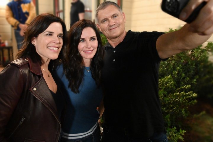 Neve Campbell, Courteney Cox y Kevin Williamson en el rodaje de 'Scream 5'