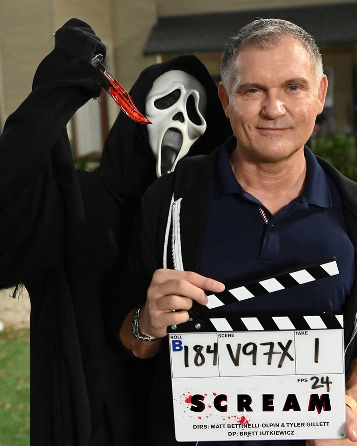 Ghostface y Kevin Williamson en el rodaje de 'Scream 5'