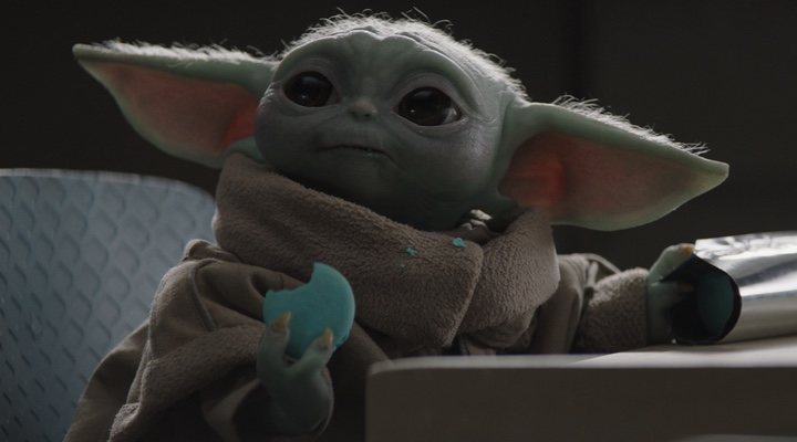 Baby Yoda comiendo galletas en 'The Mandalorian'