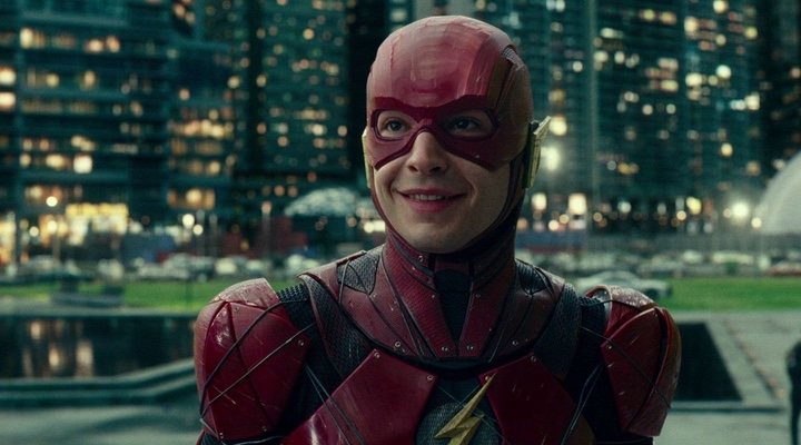 Ezra Miller como Flash