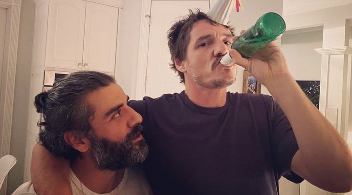 Oscar Isaac y Pedro Pascal en Año Nuevo