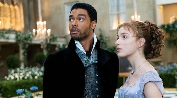  Regé-Jean Page y Phoebe Dynevor en 'Los Bridgerton'