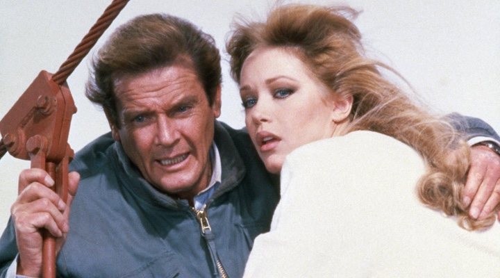  Roger Moore y Tanya Roberts en 'Panorama para matar'