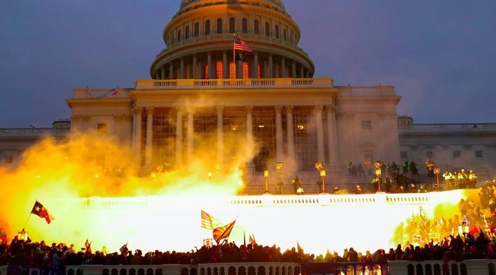 Simpatizantes de Trump causando disturbios en el Capitolio