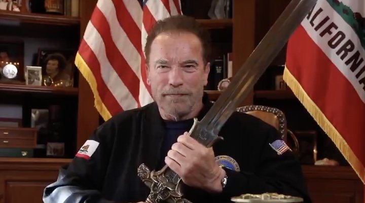 Arnold Schwarzenegger con la espada de Conan