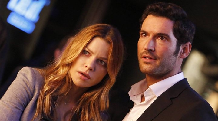  Lauren German y Tom Ellis en 'Lucifer'