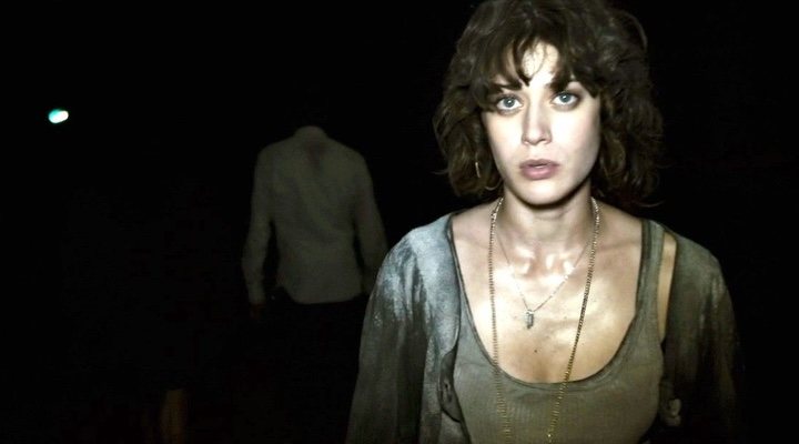 Lizzy Caplan en 'Monstruoso'