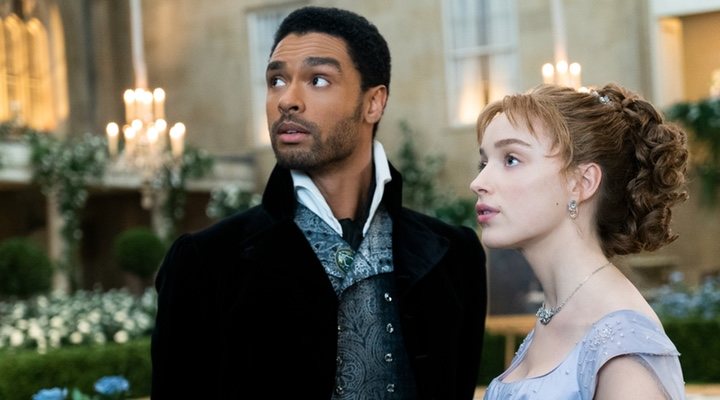  Regé-Jean Page y Phoebe Dynevor en 'Los Bridgerton'