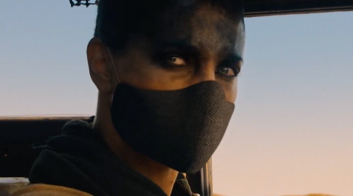 Charlize Theron con mascarilla en 'Mad Max'