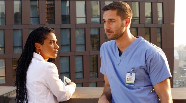  Freema Agyeman y Ryan Eggold en 'New Amsterdam'