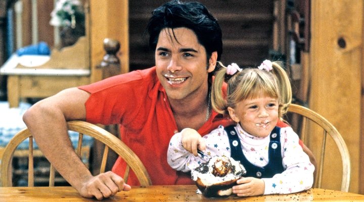  John Stamos con una de las gemelas Olsen en 'Padres Forzosos'