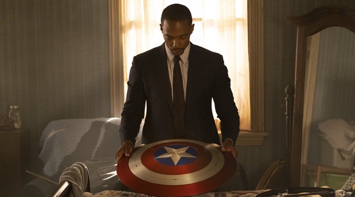  Anthony Mackie con el escudo del Capitán América