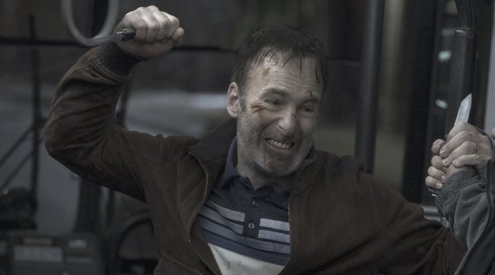  Bob Odenkirk en una escena de acción de 'Nadie'