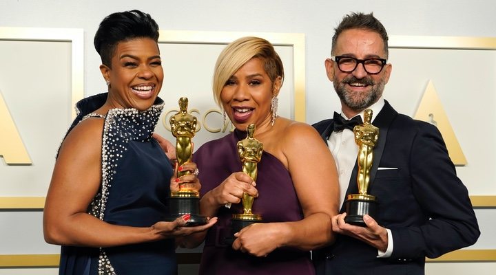 Sergio López River, Mial Neal y Jamika Wilson con su Oscar a Mejor Maquillaje y Peluquería por 'La madre del blues'