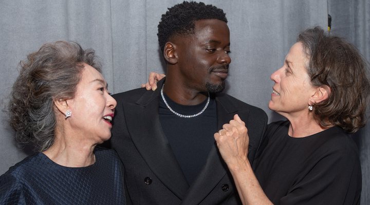 Youn Yuh-Jung, Daniel Kaluuya y Frances McDormand en los Oscar 2021