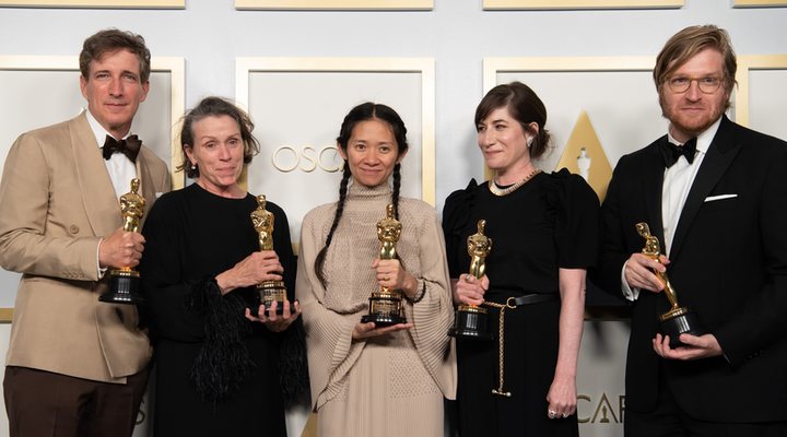 El equipo de 'Nomadland' posa con su Oscar