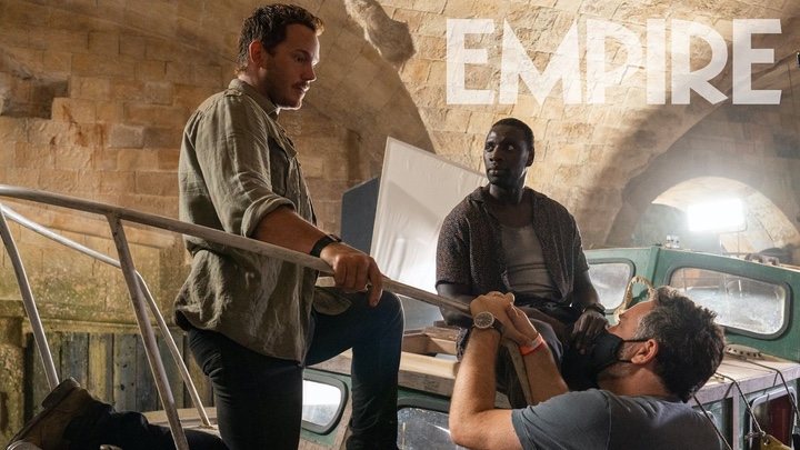 Chris Pratt, Omar Sy y Colin Trevorrow en el rodaje de 'Jurassic World: Dominion'