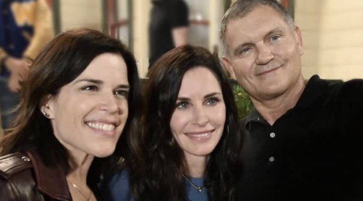 Neve Campbell, Courteney Cox y Kevin Williamson en el rodaje de 'Scream'