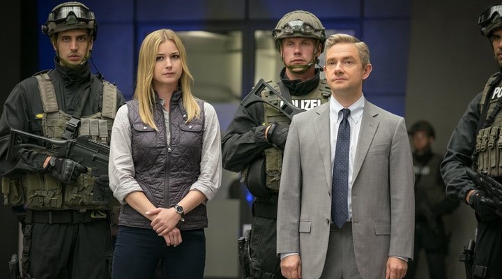  Emily VanCamp y Martin Freeman en 'Black Panther'