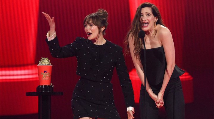 Elizabeth Olsen y Kathryn Hahn en la gala de los MTV Movie & TV Awards