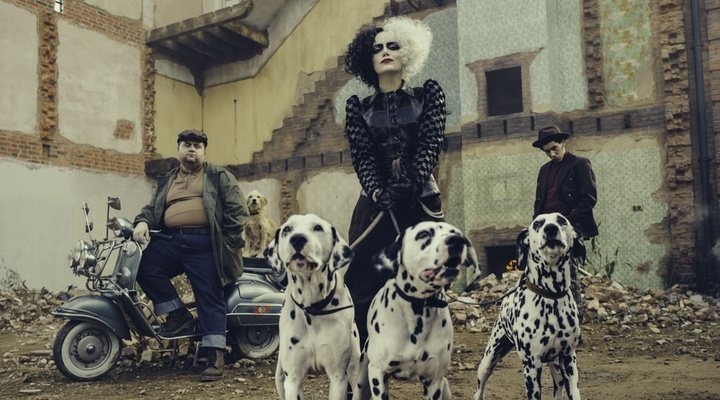  Paul Walter Hauser, Emma Stone y Joel Fry en 'Cruella'