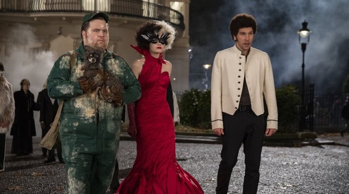  Paul Walter Hauser, Emma Stone y Joel Fry en 'Cruella'