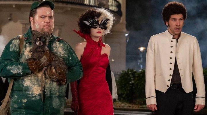 Paul Walter Hauser, Emma Stone y Joel Fry en 'Cruella'