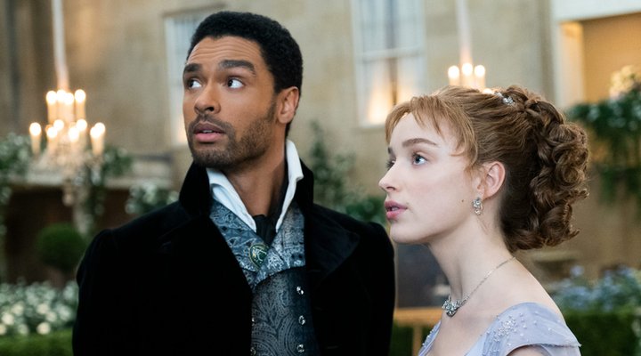  Regé-Jean Page y Phoebe Dynevor en 'Los Bridgerton'