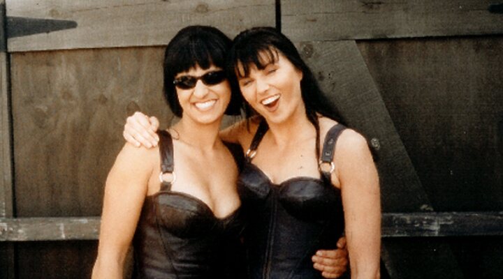 Dayna Grant y Lucy Lawless