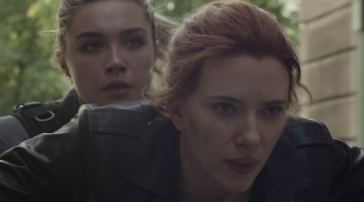 Florence Pugh y Scarlett Johansson en 'Viuda Negra'