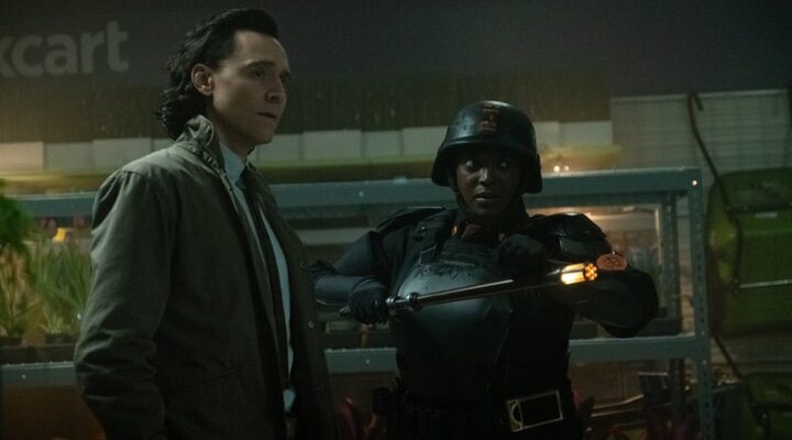  Tom Hiddleston y Wunmi Mosaku en 'Loki'