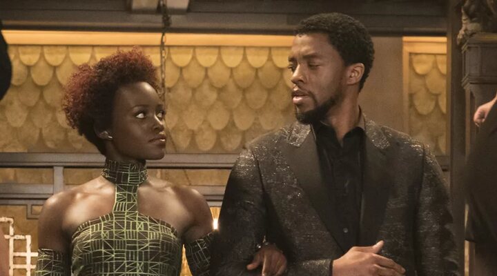 Lupita Nyong'o y Chadwick Boseman en 'Black Panther'