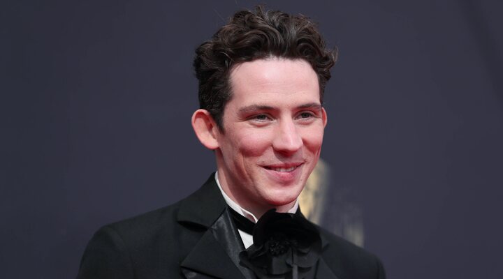 Josh O'Connor en los Premios Emmy 2021