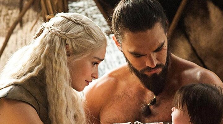 Jason Momoa y Emilia Clarke en 'Game of Thrones', interpretando a Khal Drogo y Daenerys Targaryen