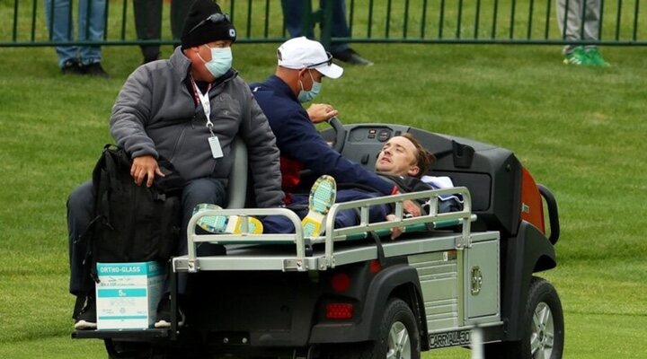 Tom Felton siendo atendido en el evento de Golf