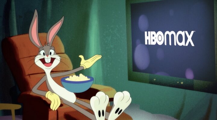 Bugs Bunny viendo HBO Max