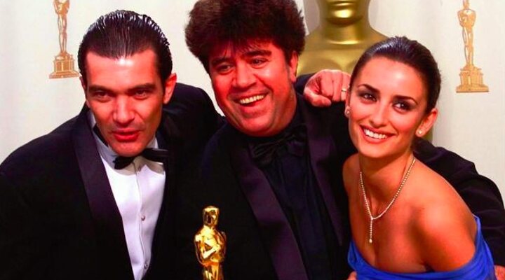 Pedro Almodóvar, Penélope Cruz y Antonio Banderas en los Oscar 1999