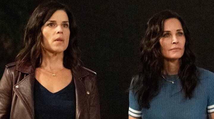  Neve Campbell como Sidney Prescott y Courteney Cox como Gale Weathers en 'Scream'