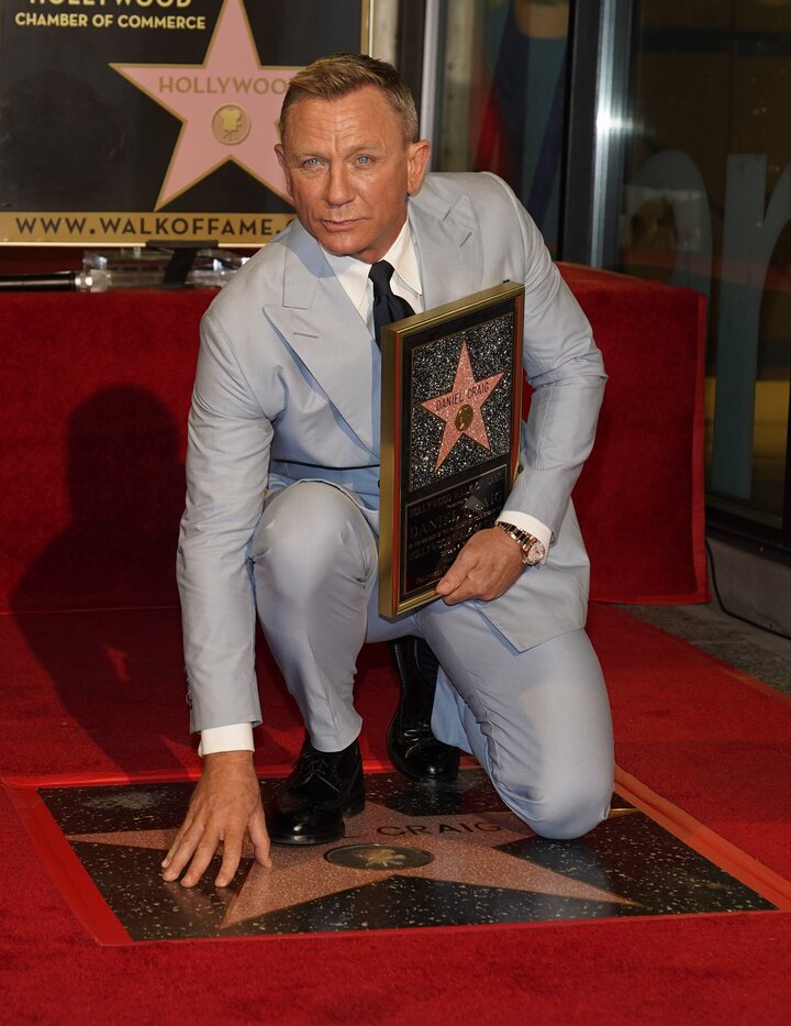 Daniel Craig con su estrella en el Paseo de la Fama de Hollywood