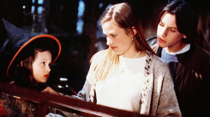  Thora Birch, Vinessa Shaw y Omri Katz en 'El retorno de las brujas' (1993)