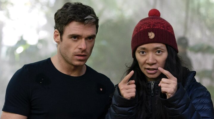 Richard Madden y Chloé Zhao en el rodaje de 'Eternals'