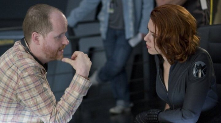  Joss Whedon con Scarlett Johansson en el set de 'Los Vengadores' (2012)