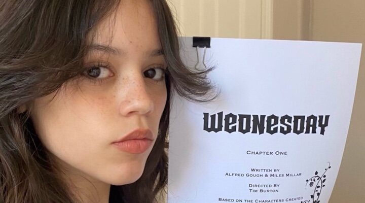  Jenna Ortega junto al guion de 'Wednesday'