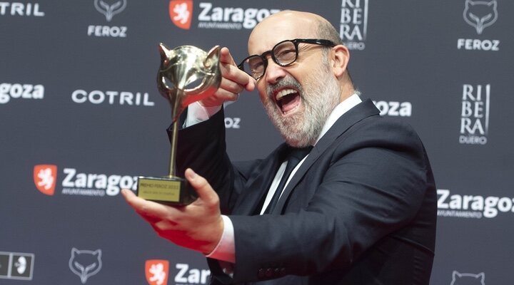  Javier Cámara con su galardón de los Premios Feroz 2022 por 'Vota Juan'