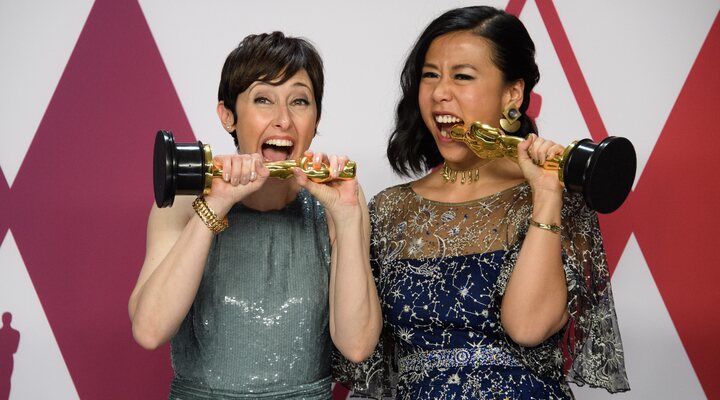 Becky Neiman-Cobb y Domee Shi con sus Oscar por 'Bao' de Pixar