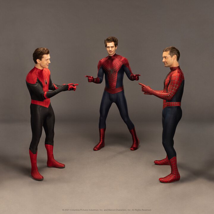 Tom Holland, Andrew Garfield y Tobey Maguire recreando el meme de Spider-Man