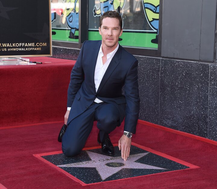 Benedict Cumberbatch con su estrella en el Paseo del la Fama de Hollywood